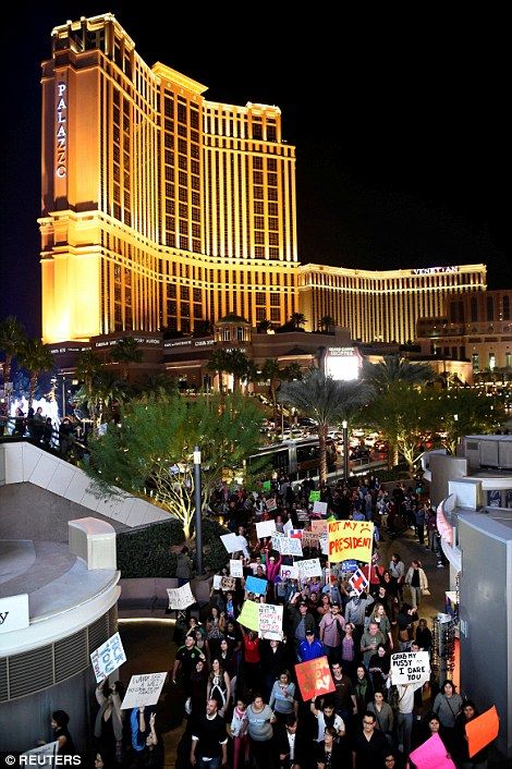 Manifestantes “anti-Trump” se enfrentan con la policía en EE.UU. - trump23