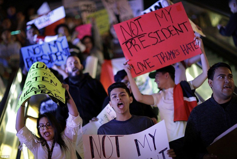 Manifestantes “anti-Trump” se enfrentan con la policía en EE.UU. - trump25