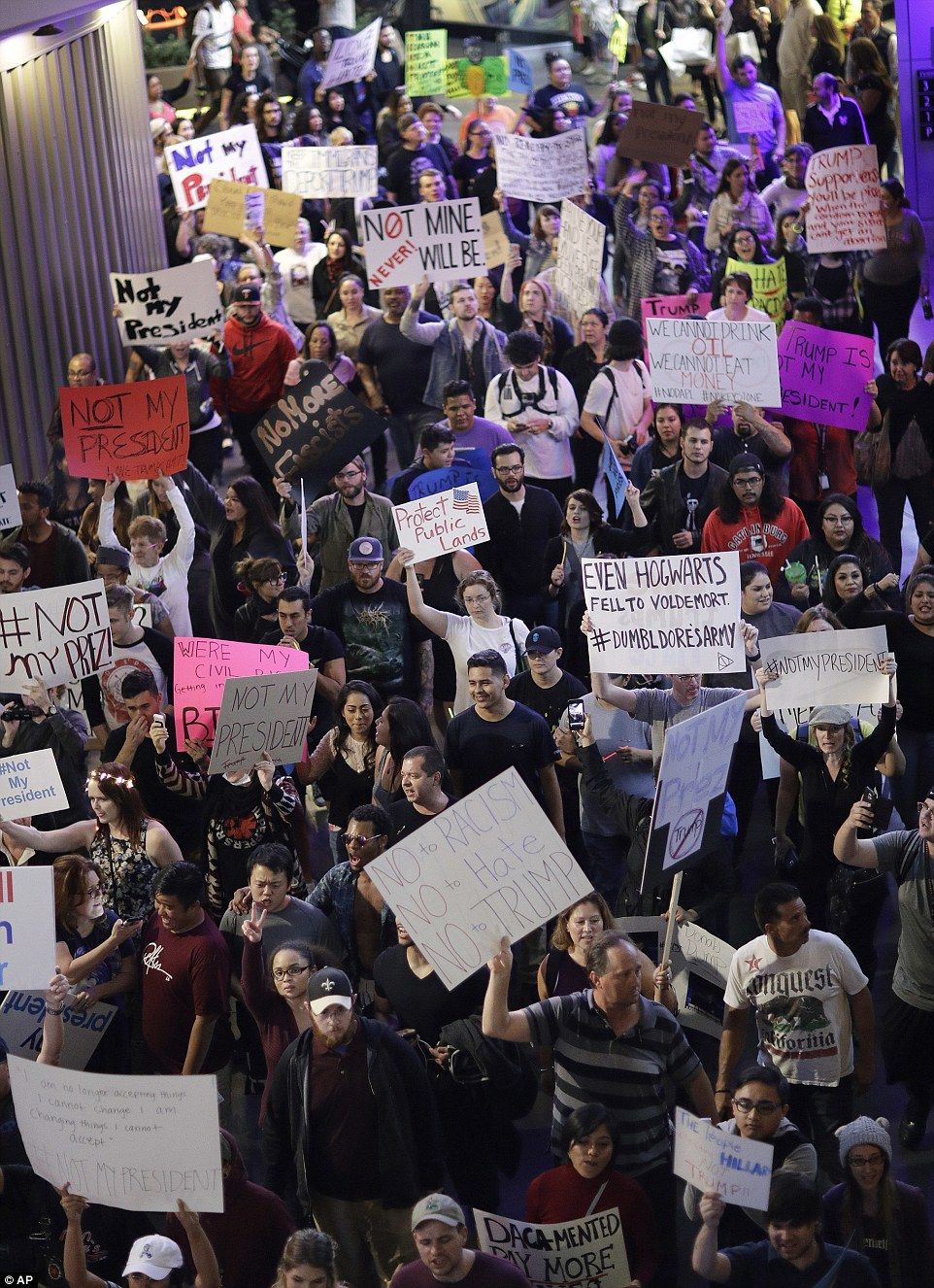 Manifestantes “anti-Trump” se enfrentan con la policía en EE.UU. - trump26