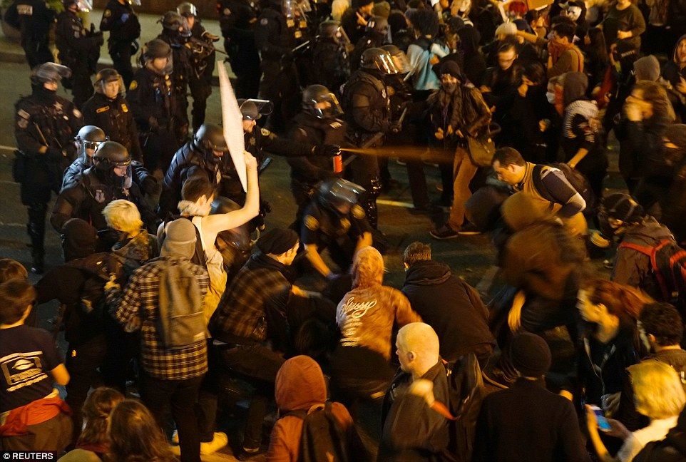 Manifestantes “anti-Trump” se enfrentan con la policía en EE.UU. - trump5