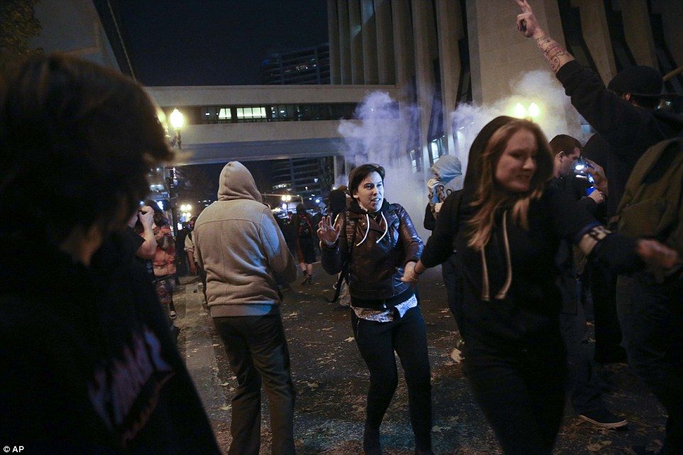 Manifestantes “anti-Trump” se enfrentan con la policía en EE.UU. - trump6