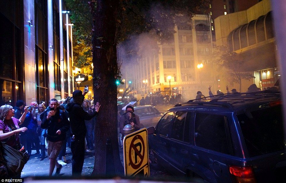 Manifestantes “anti-Trump” se enfrentan con la policía en EE.UU.