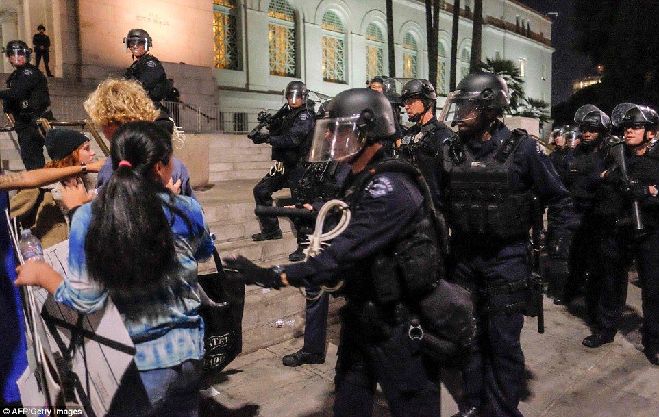 Manifestantes “anti-Trump” se enfrentan con la policía en EE.UU. - trump8