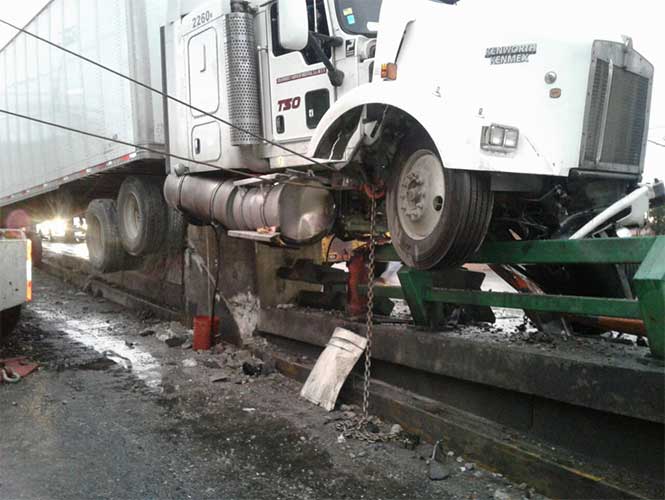 Tráiler choca contra muro de contención en Gustavo Baz - tráiler-2