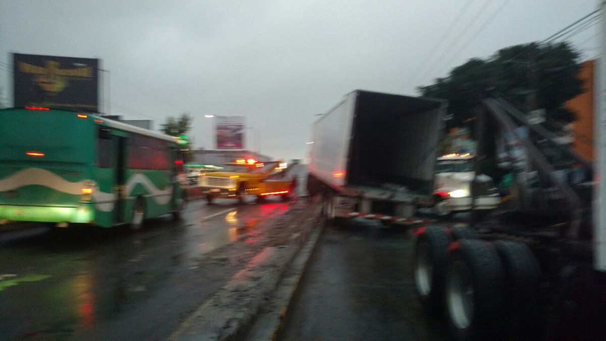 Tráiler choca contra muro de contención en Gustavo Baz - tráiler-3