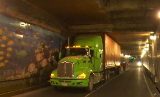 Tráiler queda atrapado en bajo puente de Chapultepec