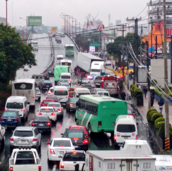 Tráiler choca contra muro de contención en Gustavo Baz - tráiler