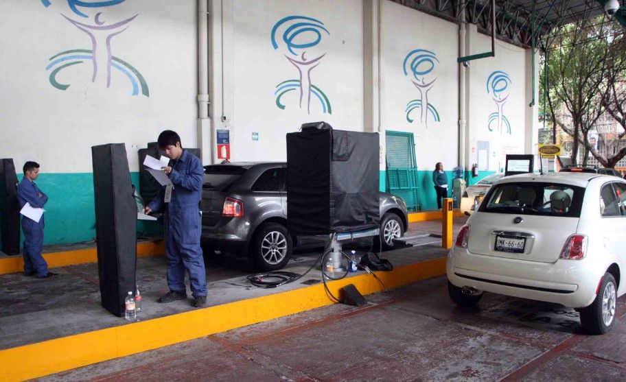 Detienen a siete coyotes en verificentro de Jorge Kahwagi