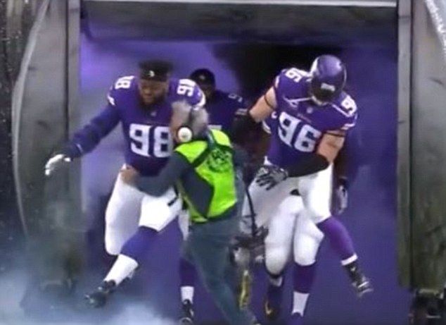 Video: jugador de los Vikingos arrolla a ingeniero