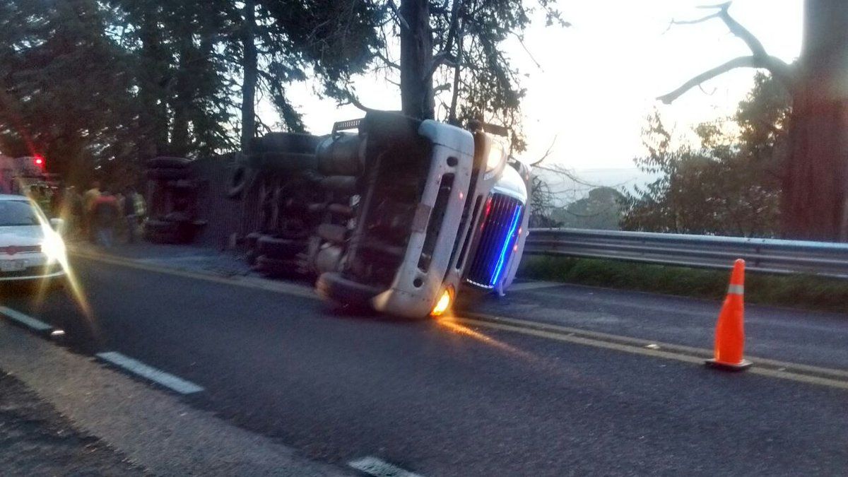 Cierran parcialmente la México–Cuernavaca por volcadura