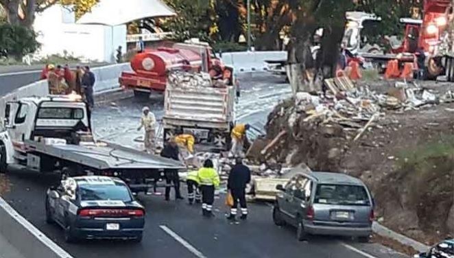 Vuelca camión en la México-Cuernavaca