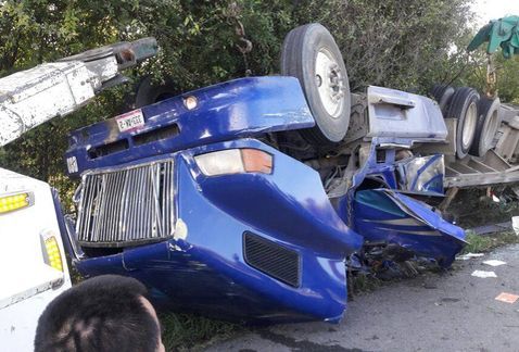 Vuelca tráiler en Carretera Nacional, en Nuevo León