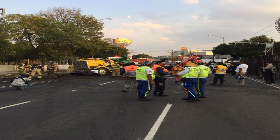 Vuelca traíler afuera del Palacio de los Deportes