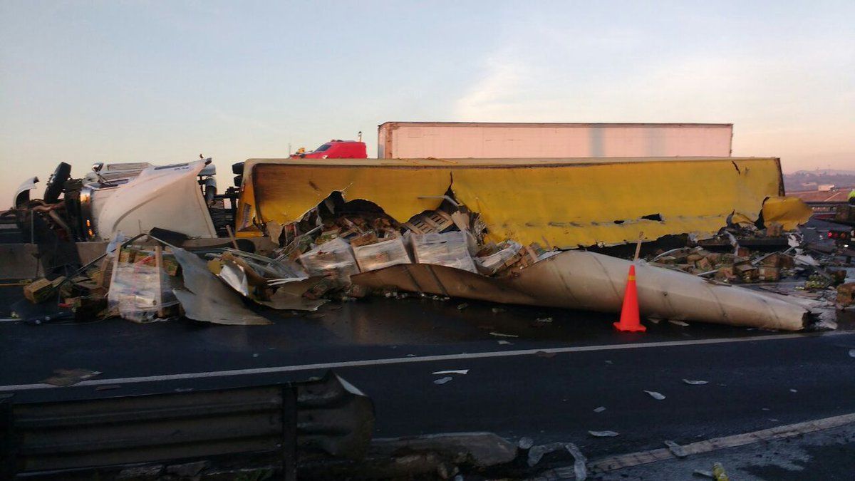 Vuelca tráiler en el Circuito Exterior Mexiquense