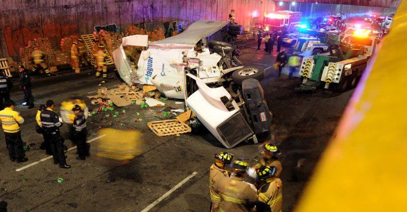 Vuelca tráiler en Eje Central - volcadura-eje-central-1