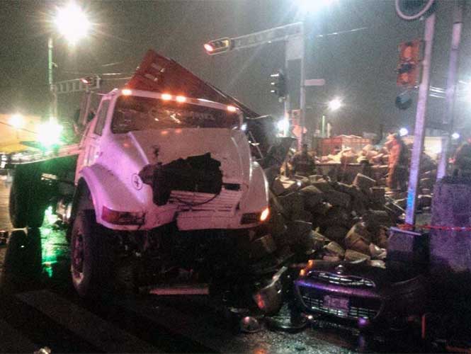 Vuelcan dos vehículos en la Ciudad de México