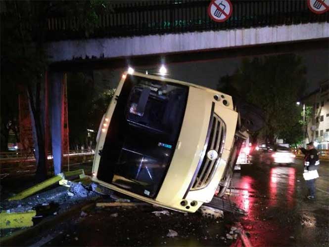 Vuelcan dos vehículos en la Ciudad de México - volcadura-metro-juanacatlan