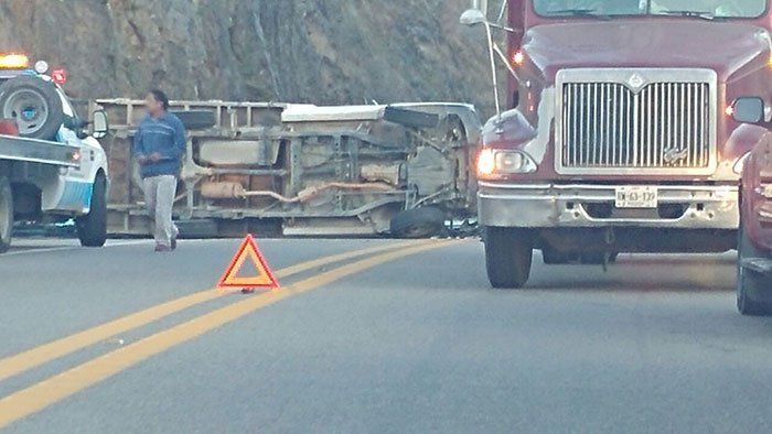 Volcadura en Oaxaca deja un muerto y 10 heridos