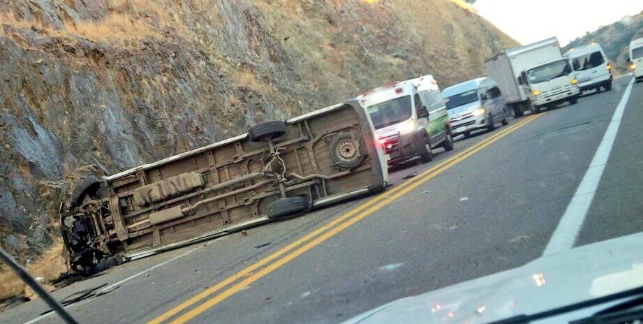 Volcadura en Oaxaca deja un muerto y 10 heridos - volcadura-oaxaca-3