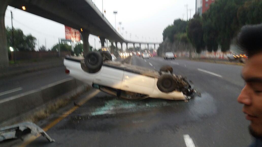 Caos vial por volcadura en Periférico Norte