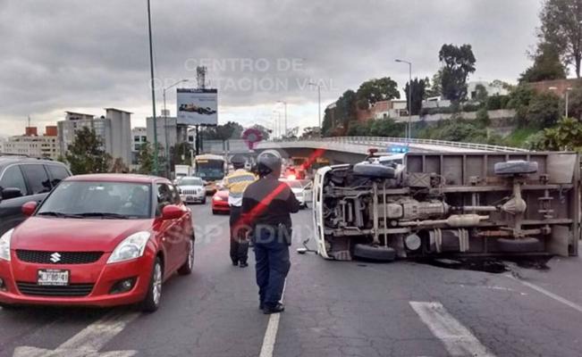 Vuelca camión en Constituyentes