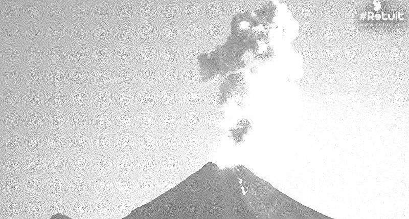 Emite volcán de Colima fumarola de dos mil metros