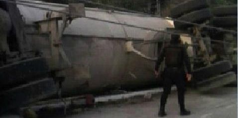 Muere chofer al volcar pipa en vía Cadereyta-Allende