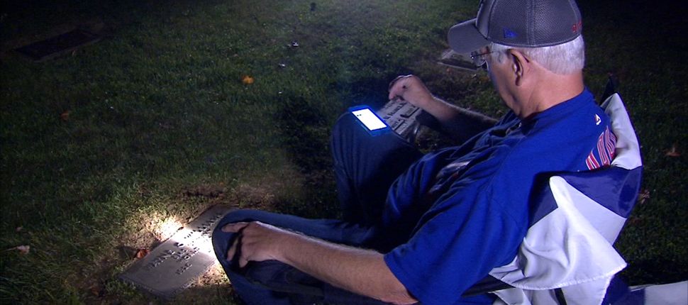 Aficionado de los Cubs ve la Serie Mundial enfrente de la tumba de su padre - waynewilliamscemetery1