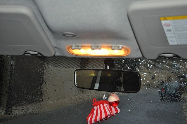 Cinco cosas que los mexicanos colocan en sus coches - zapatos-retrovisor