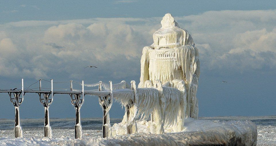 Imágenes virales del faro congelado en Lago Michigan