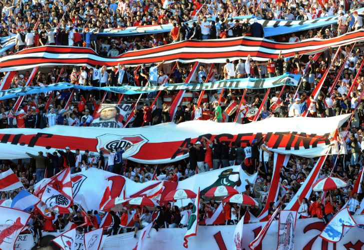 Procesarán a Daniel Passarella - 0323_losborrachosdeltablon_telam.g