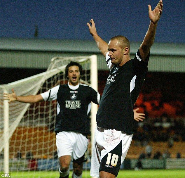 Video: leyenda del Swansea cobra penal de fantasía - 05BAEC030000044D-4002294-image-a-2_1480956977982