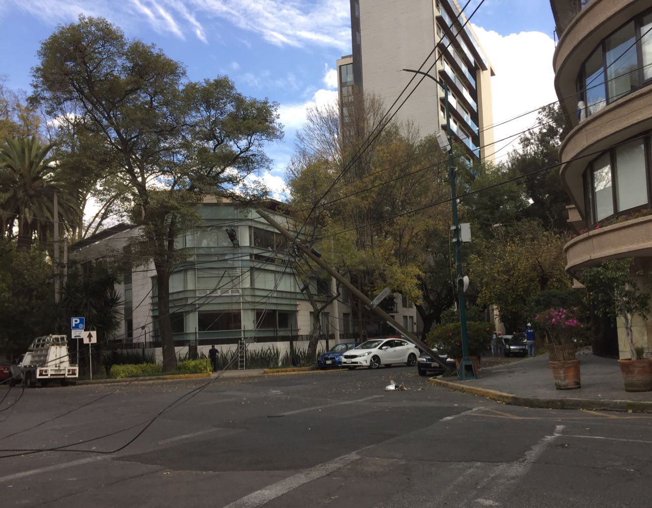 Cae poste de luz en Polanco - 15368741_10154553092326140_166554102_o