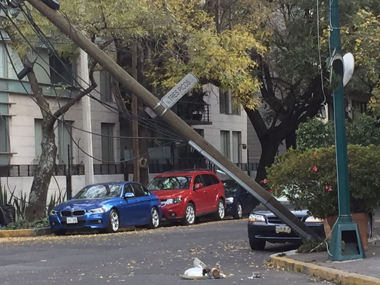 Cae poste de luz en Polanco Cae poste de luz en Polanco