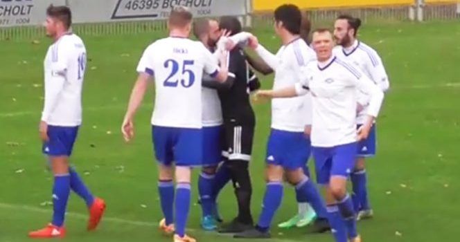 Video: jugador pide que no se marque penalti a favor y recibe un beso