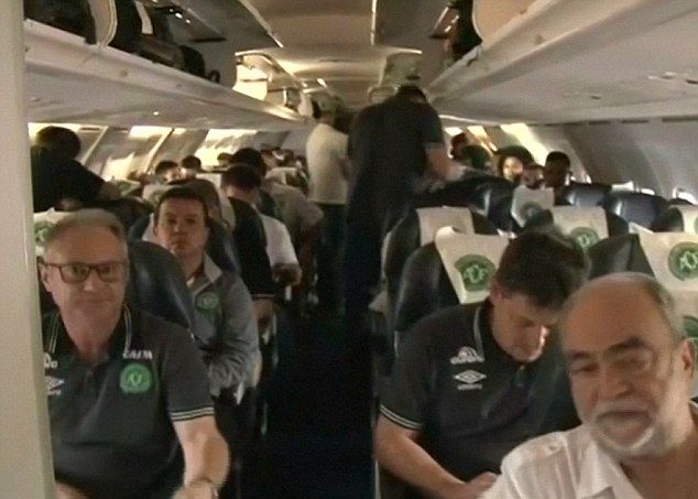 La copiloto del avión del Chapecoense realizaba su primer vuelo - 3AEBC9AD00000578-0-image-m-17_1480591404900