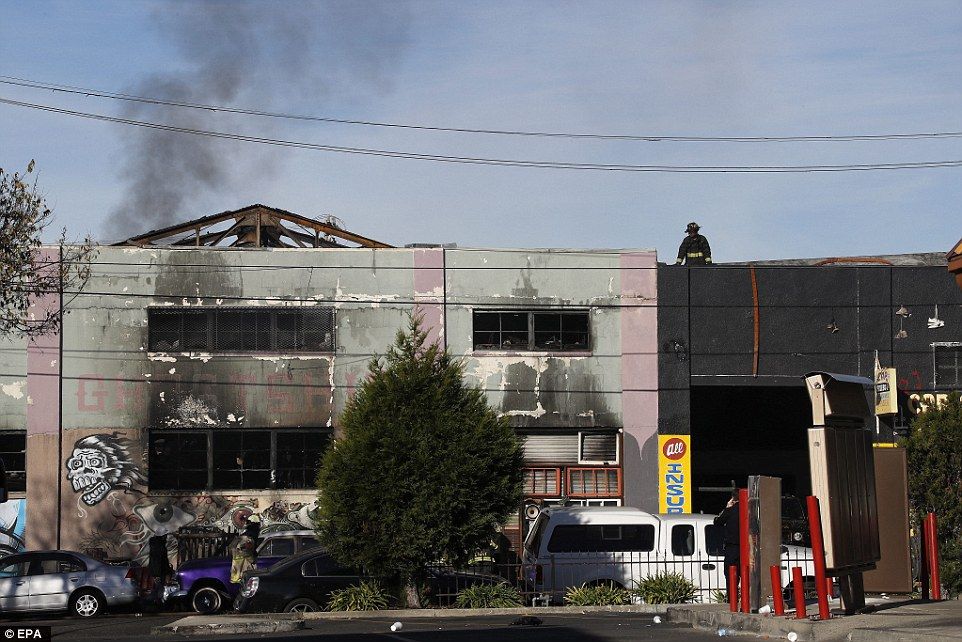 Incendio en Oakland deja 24 muertos hasta el momento - 3B020AAA00000578-3998850-image-a-57_1480864802461