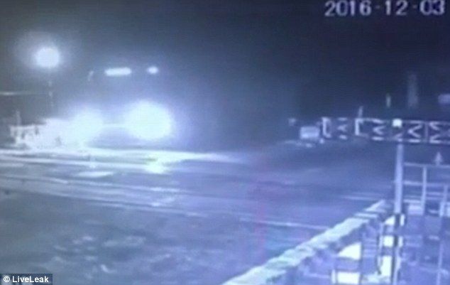 Video: conductor logra abandonar camión antes que un tren lo arrolle