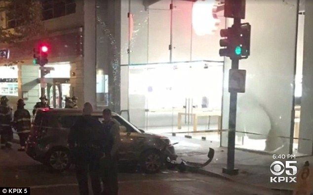 Veinte personas destrozan y roban Apple Store - 3B1B54B400000578-4006342-image-a-85_1481044755282