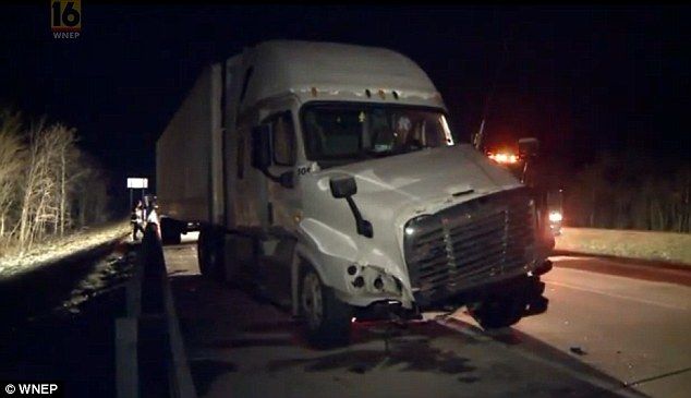 Adolescentes mueren en choque mientras transmitían en vivo - 3B30369A00000578-4014244-The_driver_of_the_semi_pictured_was_unhurt_and_stayed_on_the_sce-m-53_1481222534596