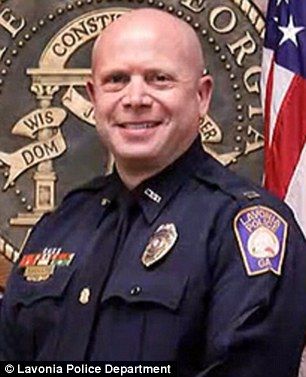 Video: policía recibe balazo a quemarropa de sospechoso - 3B606D0900000578-4033688-Captain_Michael_Schulman_50_left_was_shot_beneath_the_armpit_and-a-7_1481741282515