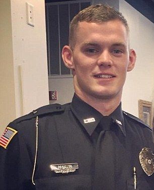 Video: policía recibe balazo a quemarropa de sospechoso - 3B61F4F000000578-4033688-image-m-6_1481741279151