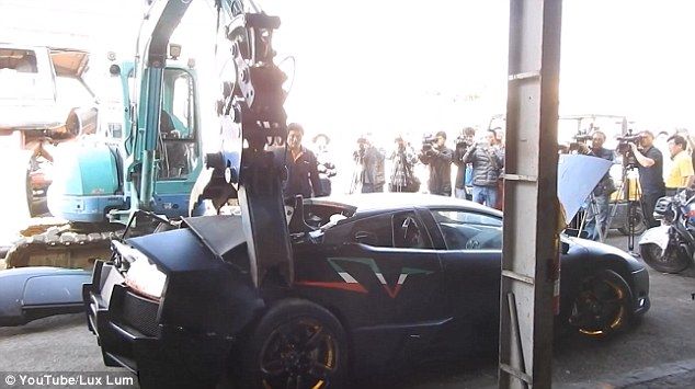 Video: destrozan Lamborghini en Taiwán por tener placas falsas