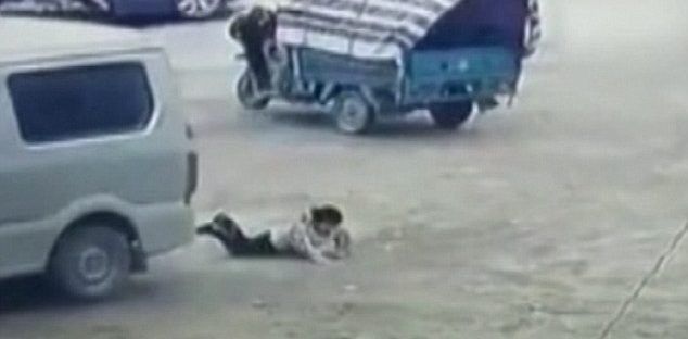 Video: camioneta le pasa por encima a niño que se amarraba las agujetas