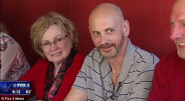 Luego de 21 años exoneran a ex policía acusado de violación - 3B77A1C400000578-4043820-image-a-78_1481992067807