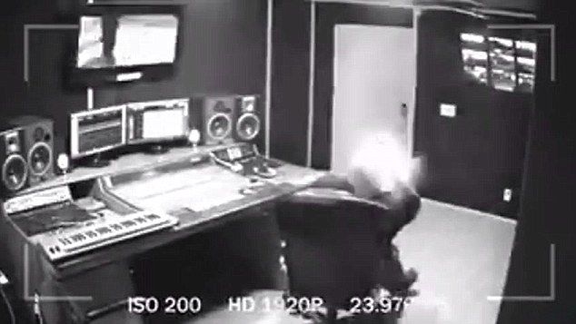 Video: celular le explota en la oreja a rapero