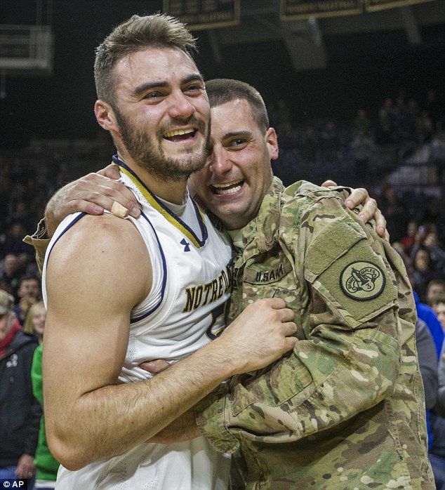Soldado en Afganistán visita a su hermano que juega en Notre Dame - 3B87A9E000000578-4051912-image-a-1_1482247893621