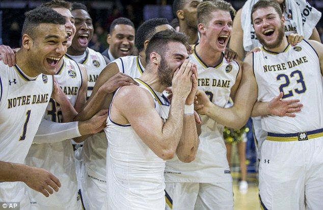 Soldado en Afganistán visita a su hermano que juega en Notre Dame