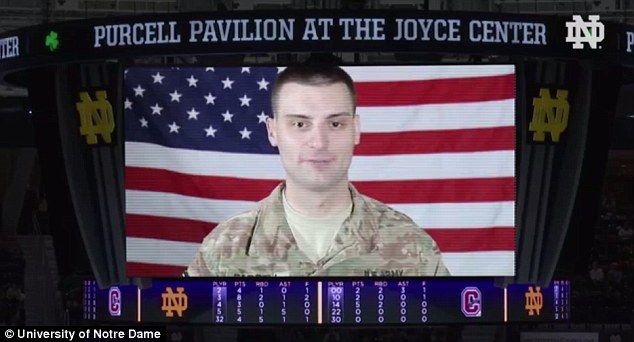Soldado en Afganistán visita a su hermano que juega en Notre Dame - 3B8B07F800000578-4051912-image-a-2_1482247903029