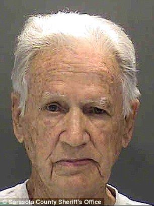 Video: anciano ataca con palo de golf a vendedor - 3BB87D7D00000578-4077042-image-a-60_1483126873634